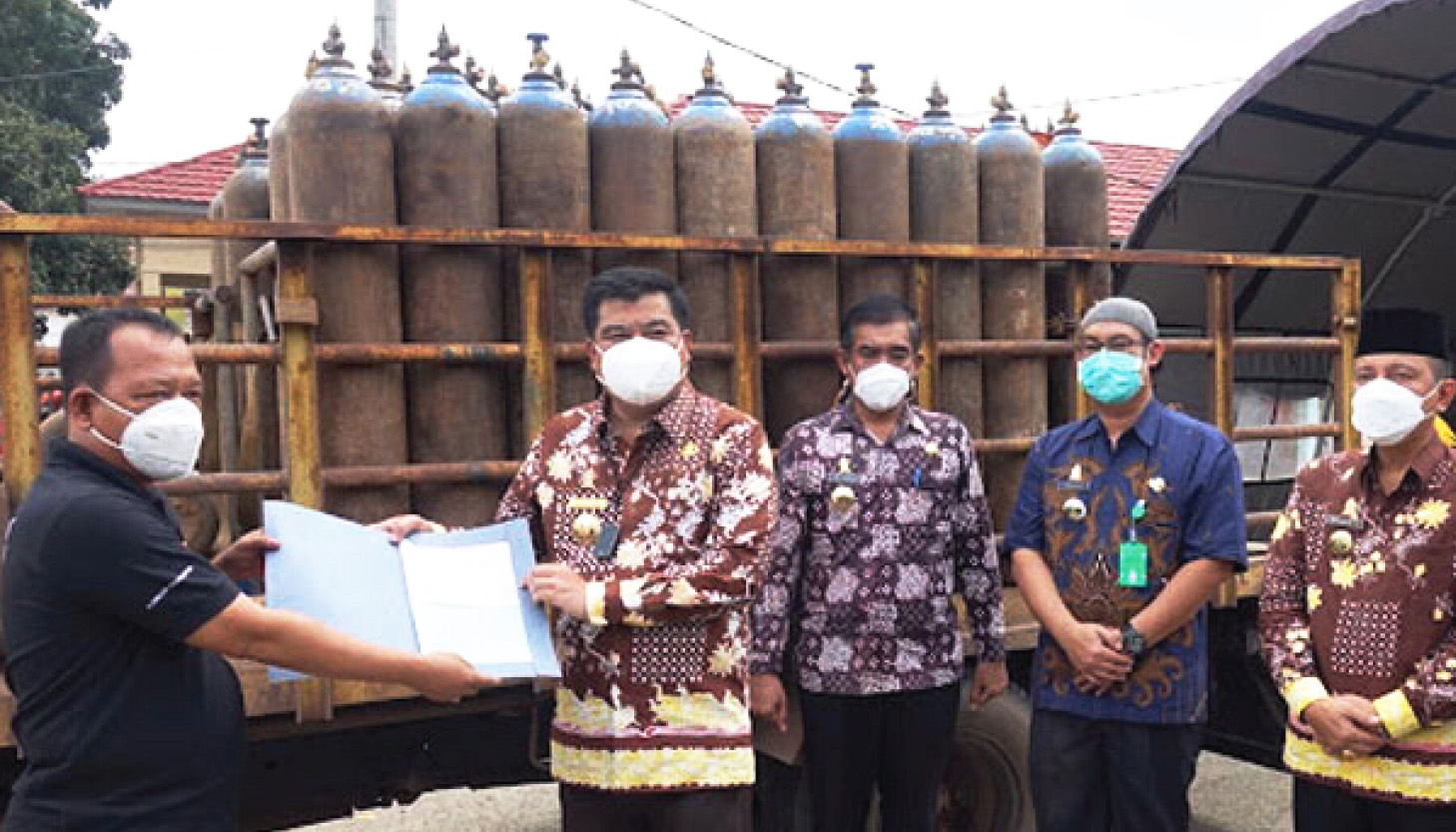 Lampung Tengah Regent, Receives Oxygen Cylinder Aid from PT GGP