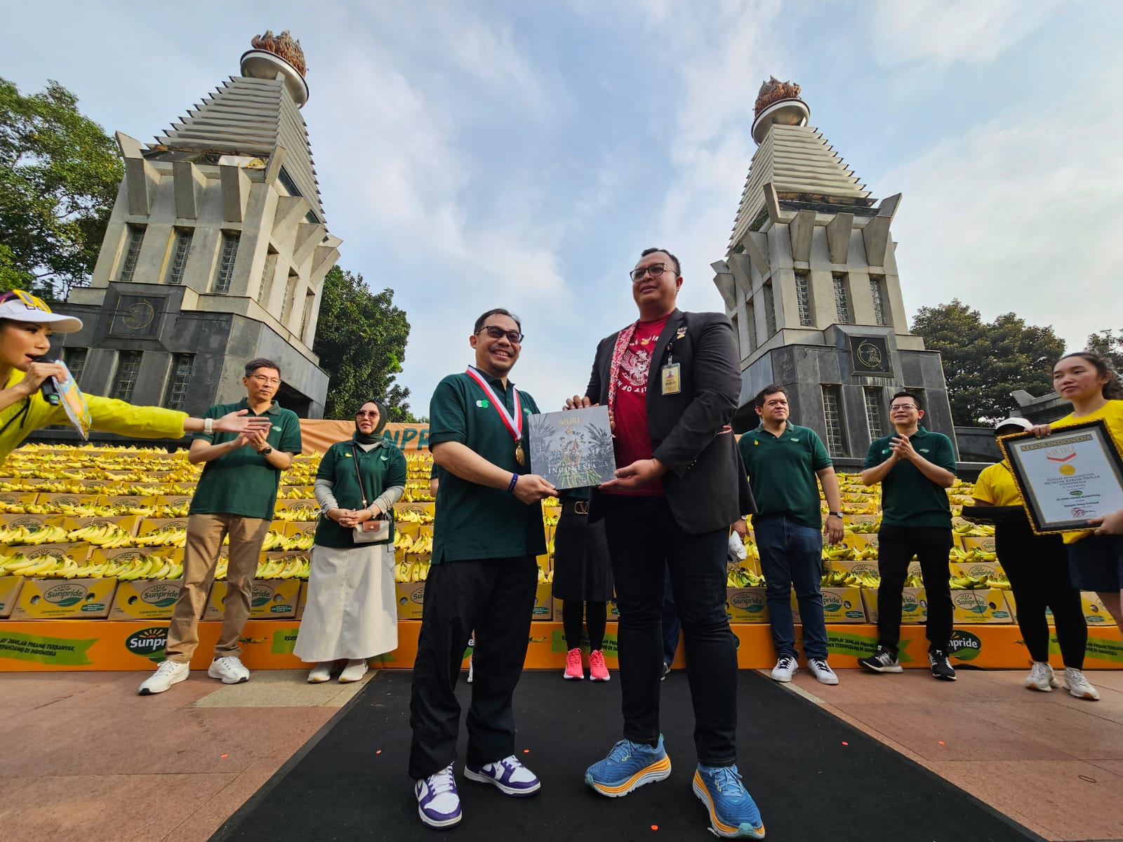 Sunpride Pecahkan Rekor MURI untuk Pajangan Pisang Terbanyak